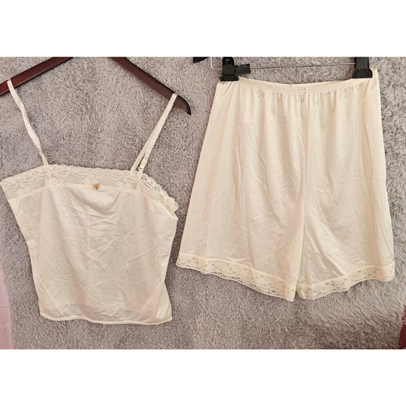 VANITY FAIR Ivory Satin BLOOMERS Bottoms Shorts & Leggs Satin Tank 34 Medium - Picture 1 of 5